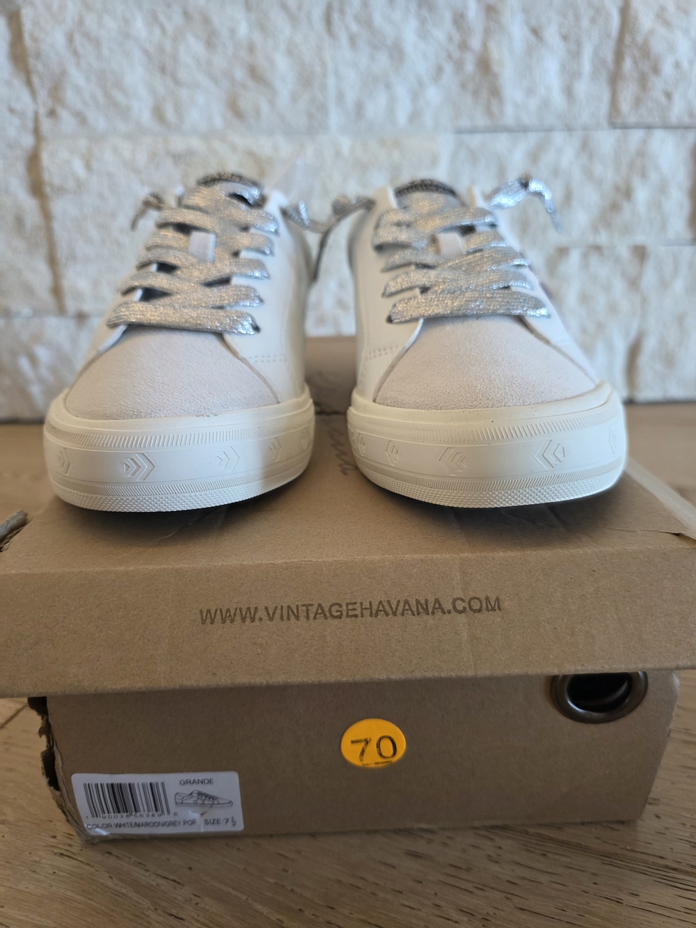 NWT VINTAGE HAVANA Off White Sneakers with Burgundy Star - size 7.5 Womens - Picture 5 of 8